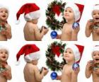 Τα παιδιά με Santa Claus καπέλα και να παίζουν με χριστουγεννιάτικα διακοσμητικά